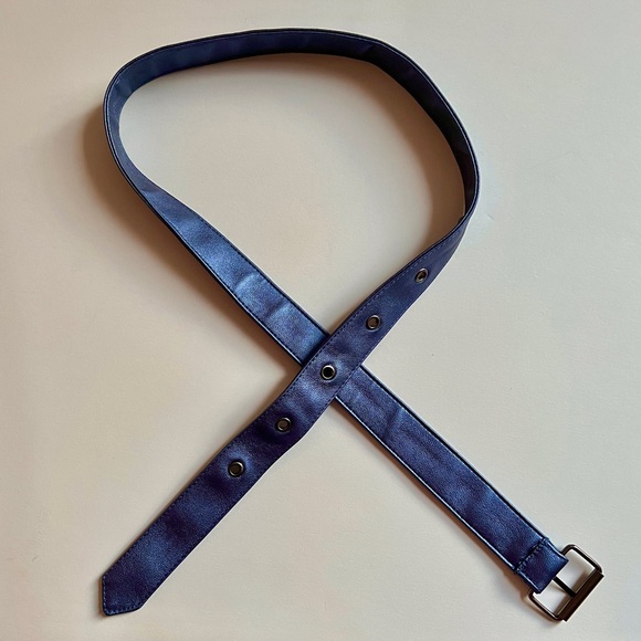 Romeo and Juliet Couture Vegan Leather Metallic Blue Crop Moto Jacket - Picture 3 of 9